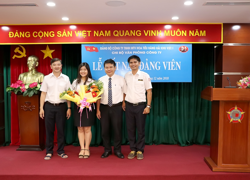 Lễ kết nạp Đảng viên mới tại Chi bộ Văn phòng Công ty