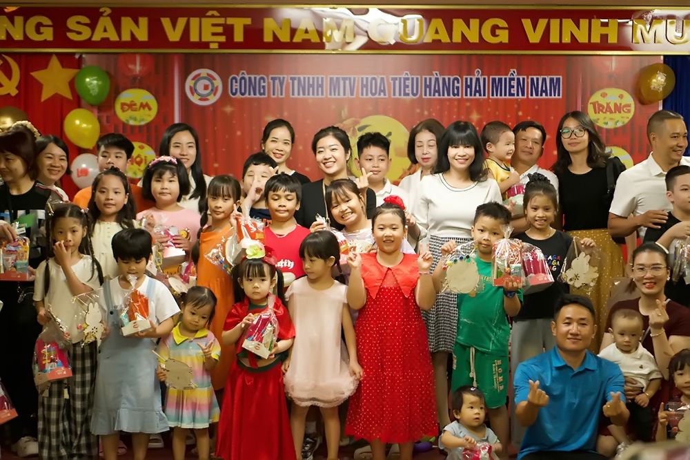 CÔNG ĐOÀN VÀ ĐOÀN THANH NIÊN CÔNG TY TNHH MỘT THÀNH VIÊN HOA TIÊU HÀNG HẢI MIỀN NAM TỔ CHỨC VUI TẾT TRUNG THU 2025 CHO CON EM CB.CNV