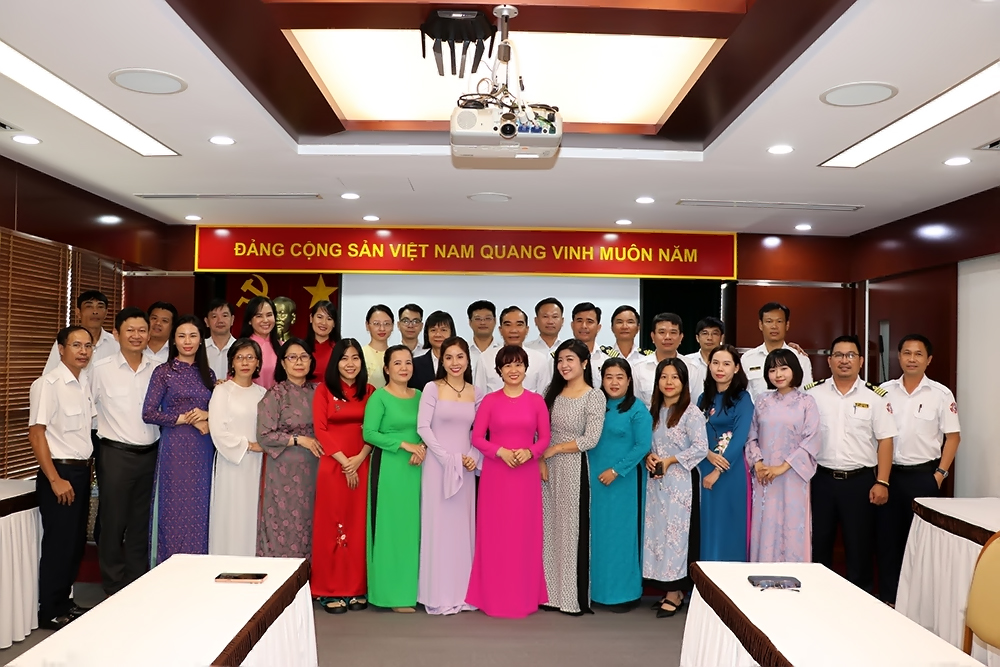 Mừng ngày Quốc tế Phụ nữ 8/3: Duyên dáng áo dài Việt Nam tại Công ty TNHH một thành viên Hoa tiêu hàng hải miền Nam